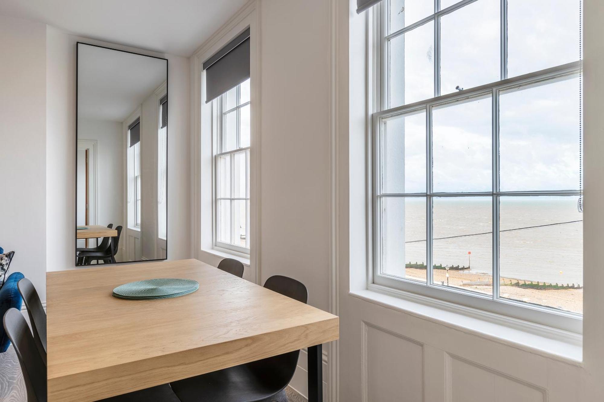 Seaside Serenity: Stylish Sea View Apartments In Herne Bay Exterior photo